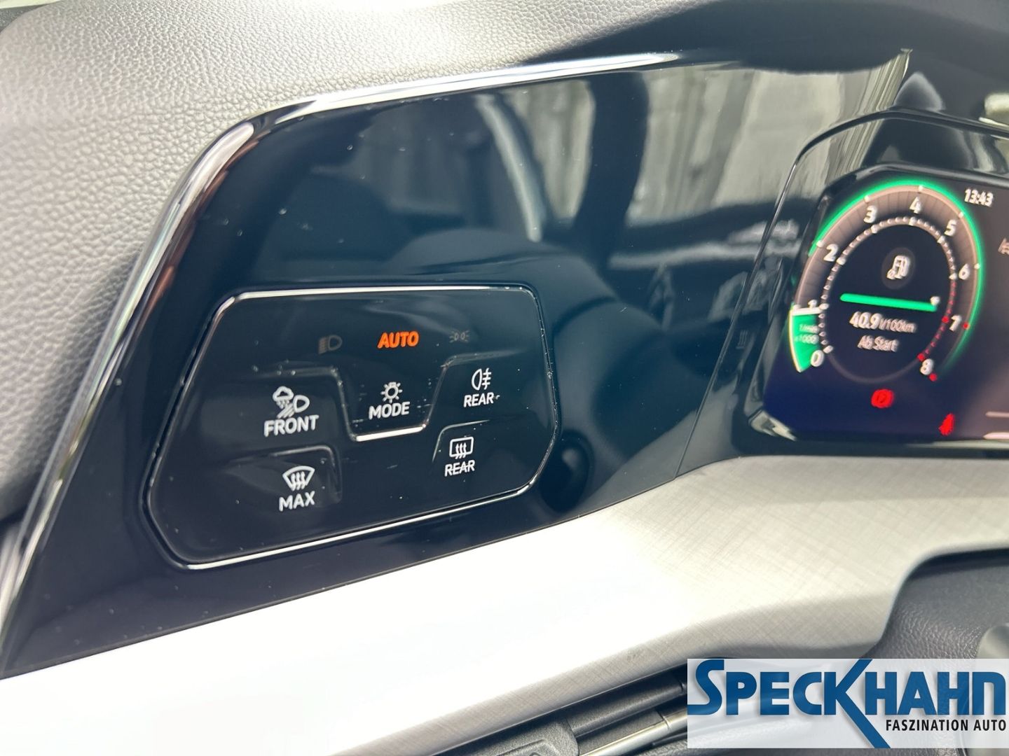 Volkswagen Golf VIII Variant 1.5 TSI 85 kW Life Kamera SHZ Navigationssystem HEAD-UP-Display - Bild 19 von 20