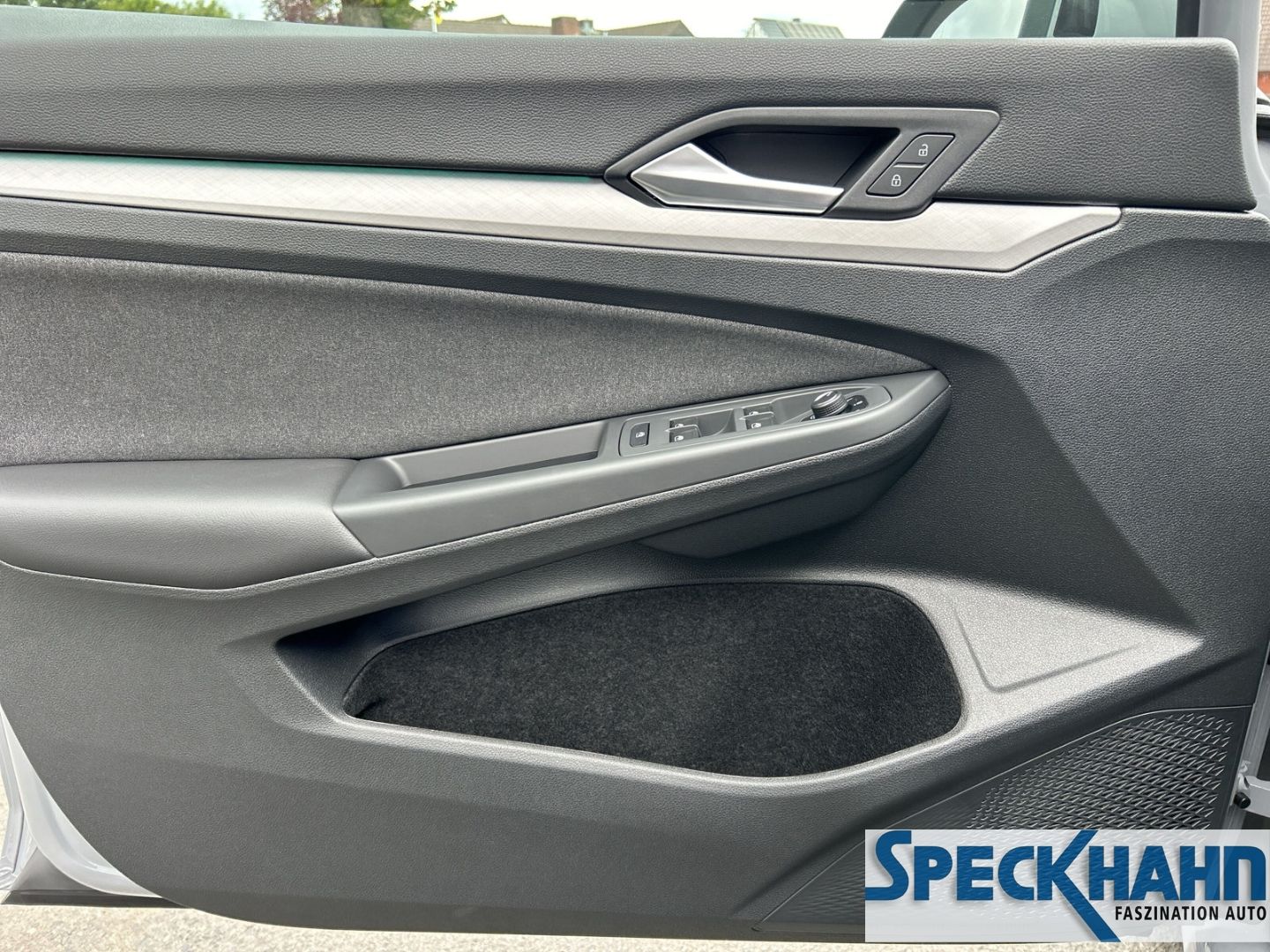 Volkswagen Golf VIII Variant 1.5 TSI 85 kW Life Kamera SHZ Navigationssystem HEAD-UP-Display - Bild 20 von 20