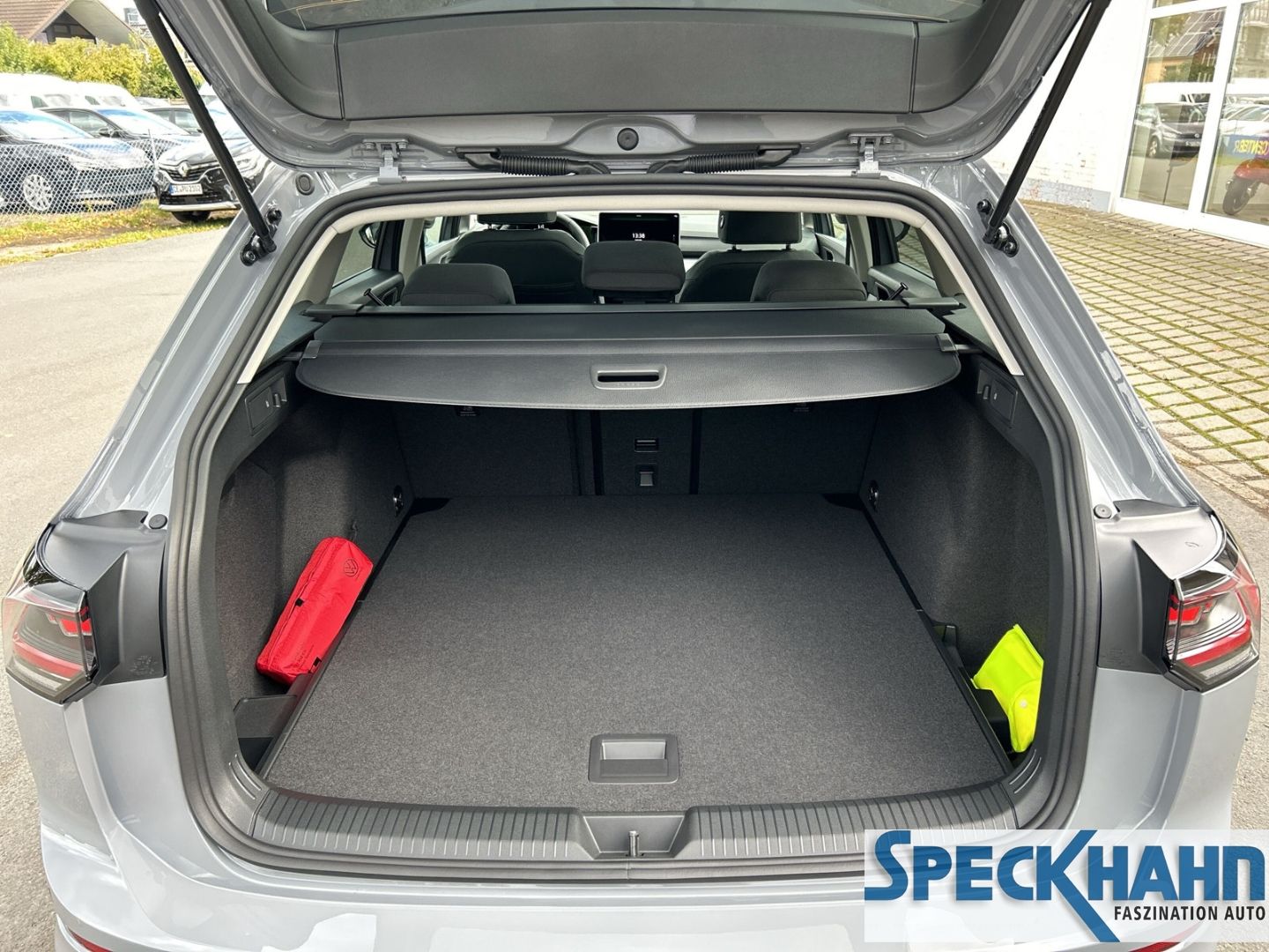 Volkswagen Golf VIII Variant 1.5 TSI 85 kW Life Kamera SHZ Navigationssystem HEAD-UP-Display - Bild 9 von 20