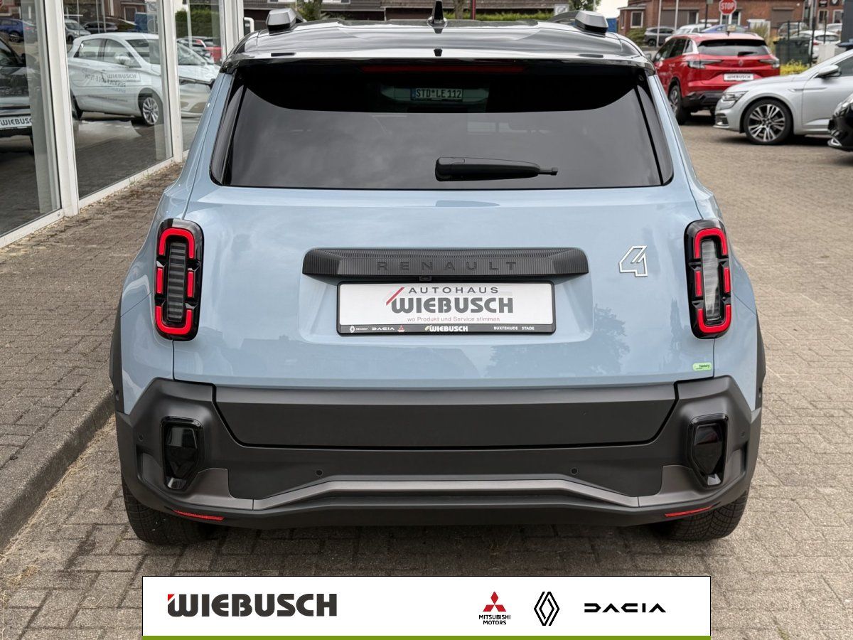 Renault 4 E-Tech in Hellblau, Heckansicht mit LED-Rückleuchten