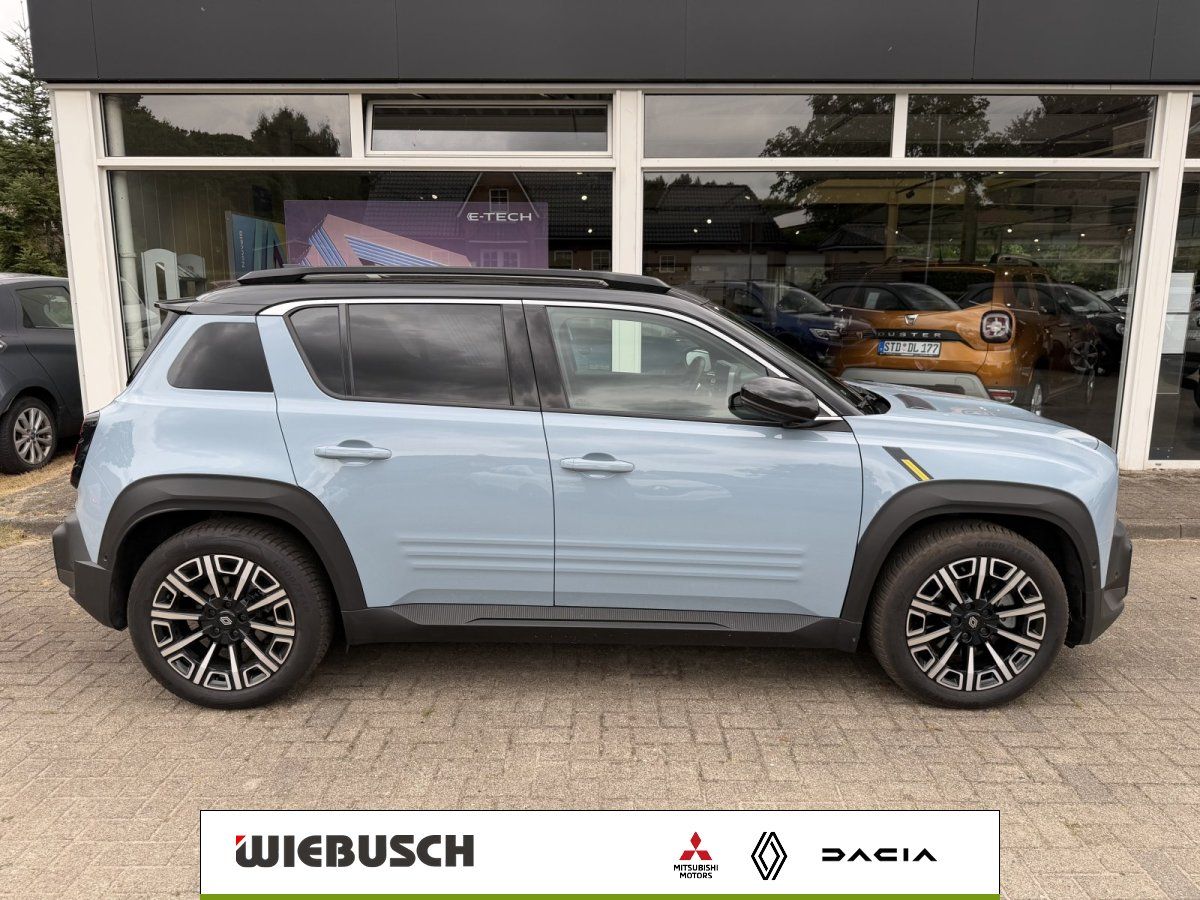 Renault SUV in Hellblau, Seitenansicht vor Autohaus