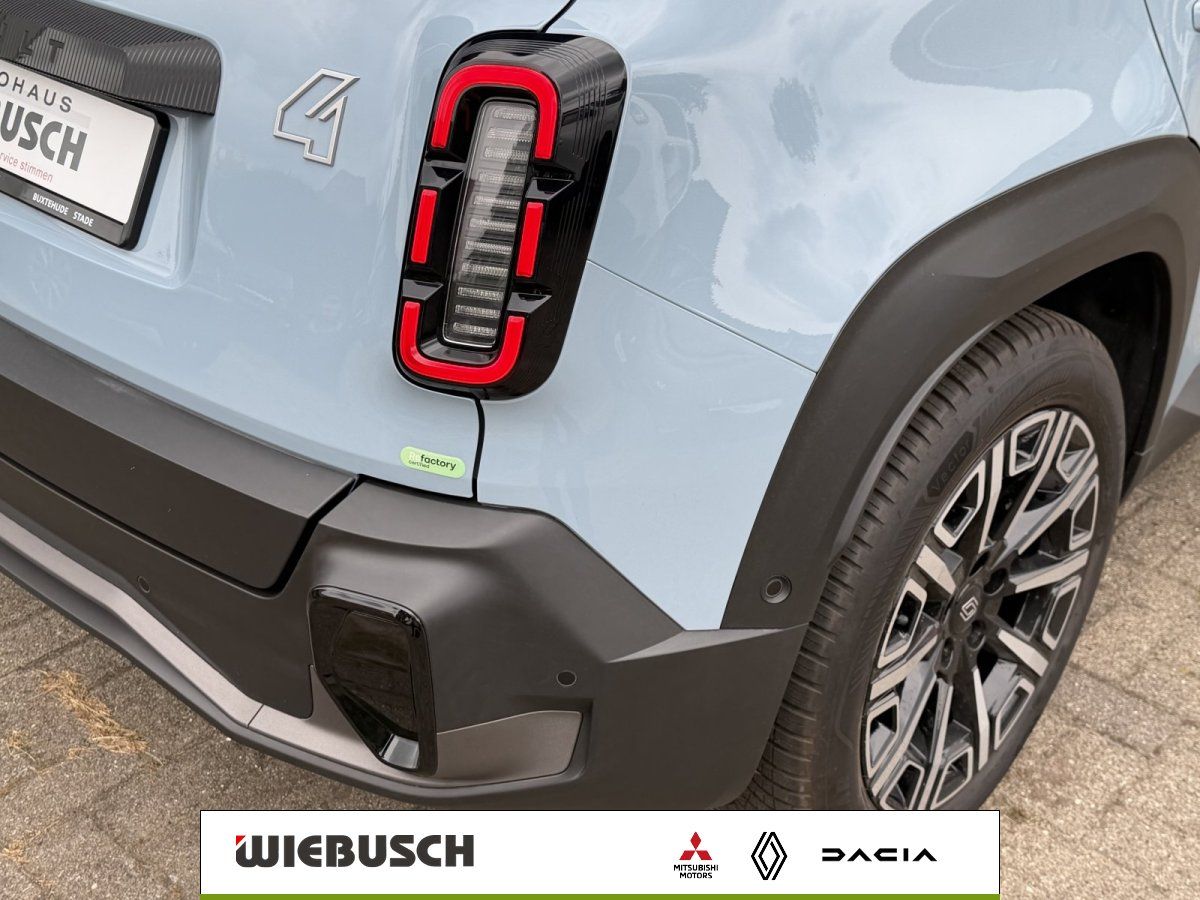 Rücklicht und Heckstoßstange eines hellblauen Renault 4 SUV