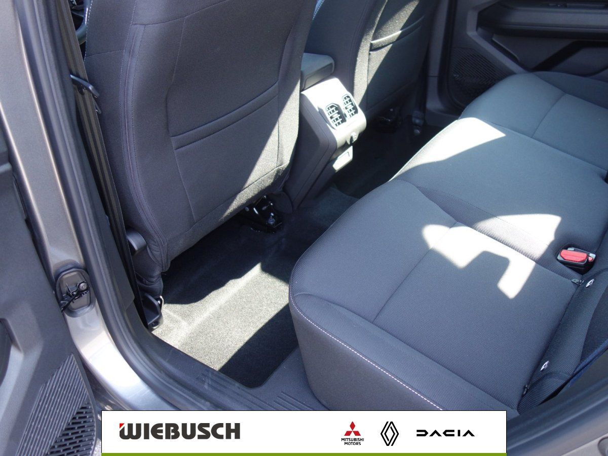Dacia Rücksitzbank mit Fondraum und Türeinstieg im Detail