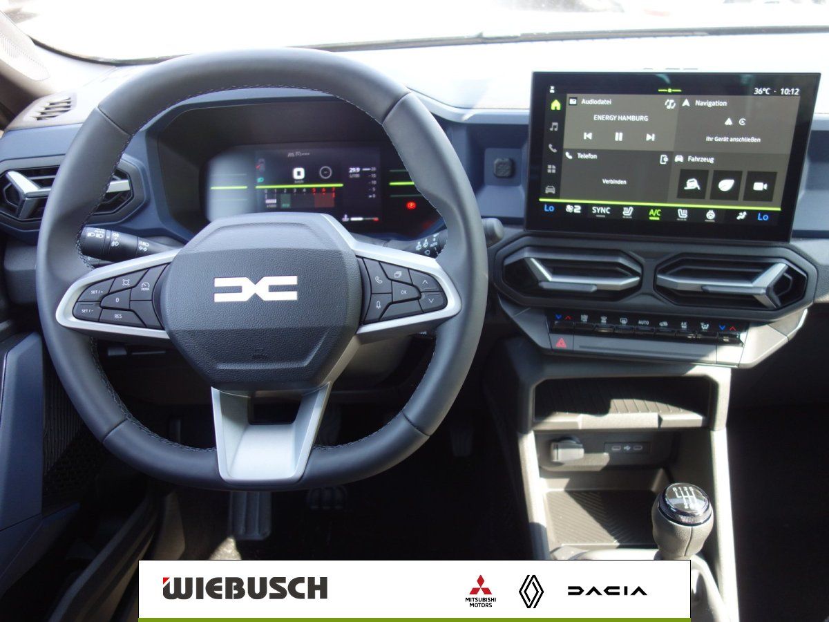 Dacia Cockpit mit Lenkrad und Infotainment-Display im Innenraum