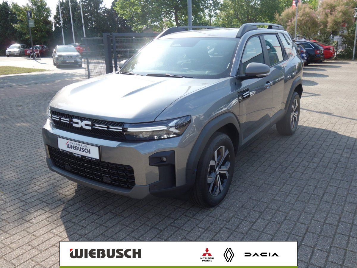Dacia SUV in Grau, Frontansicht auf dem Hof beim Autohaus Wiebusch