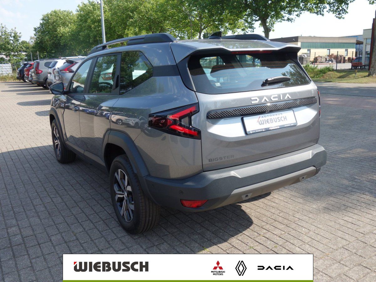 Dacia Bigster grau Heckansicht SUV auf Parkplatz