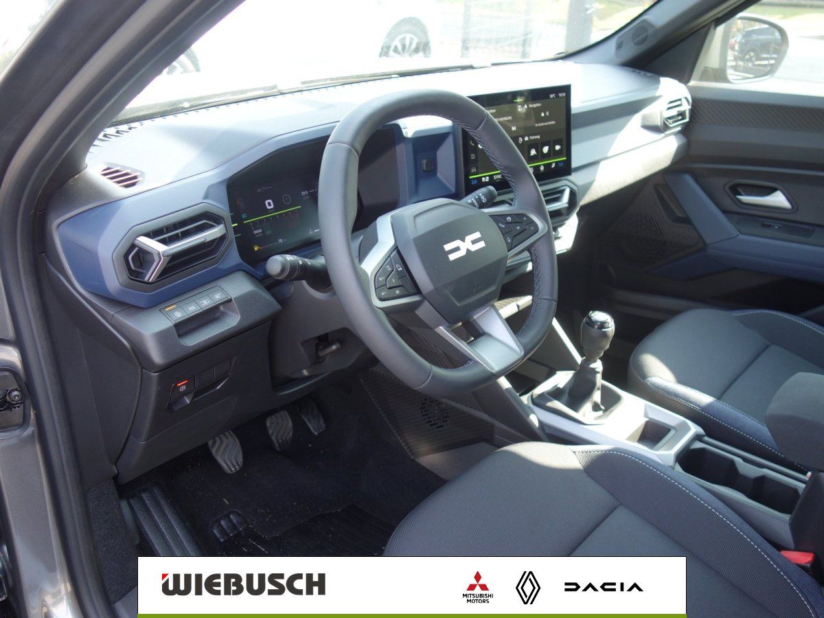 Dacia Innenraum mit Cockpit, Lenkrad und Display beim Autohaus Wiebusch