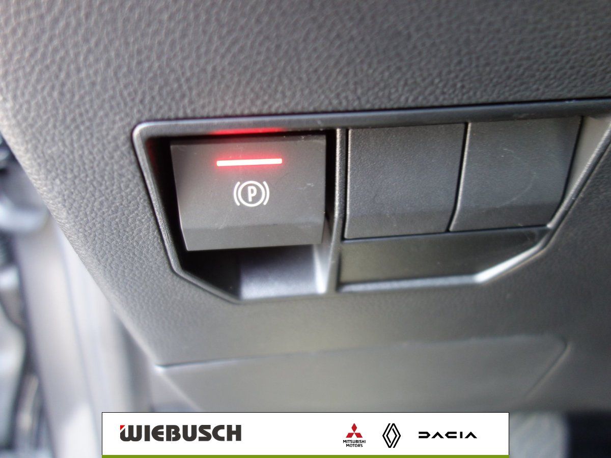 Nahaufnahme der elektronischen Feststellbremse im Fahrzeuginnenraum