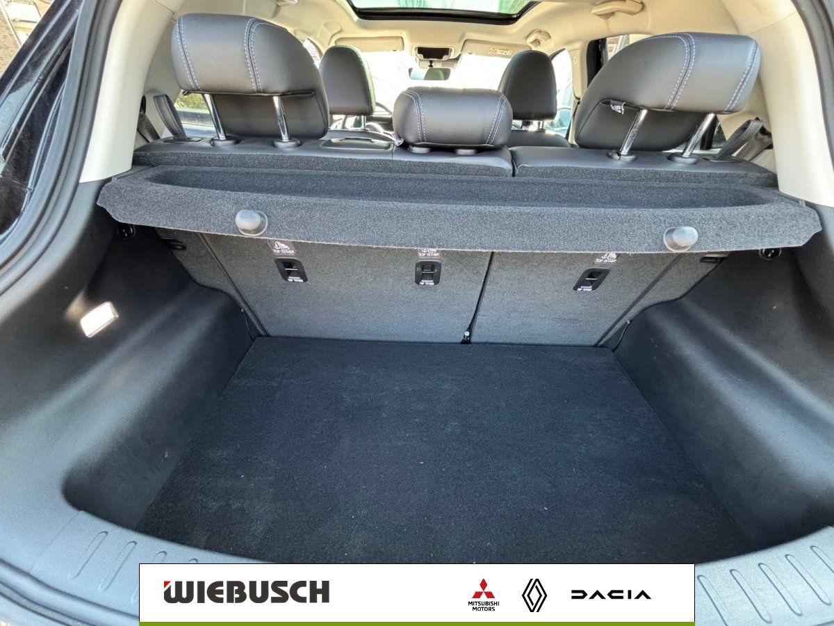 Kofferraum mit Laderaumabdeckung und viel Stauraum im Fahrzeug