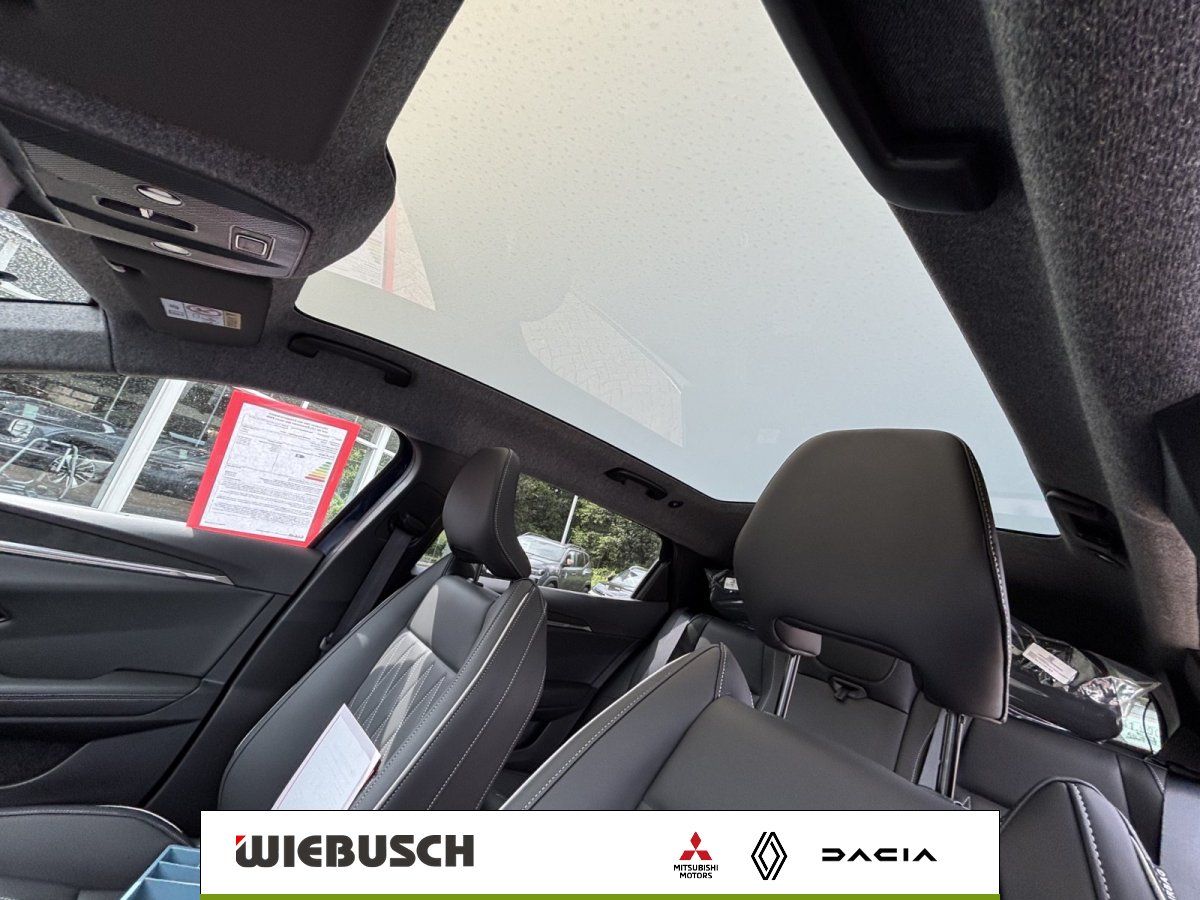 Fahrzeuginnenraum mit Panoramaglasdach und schwarzen Ledersitzen
