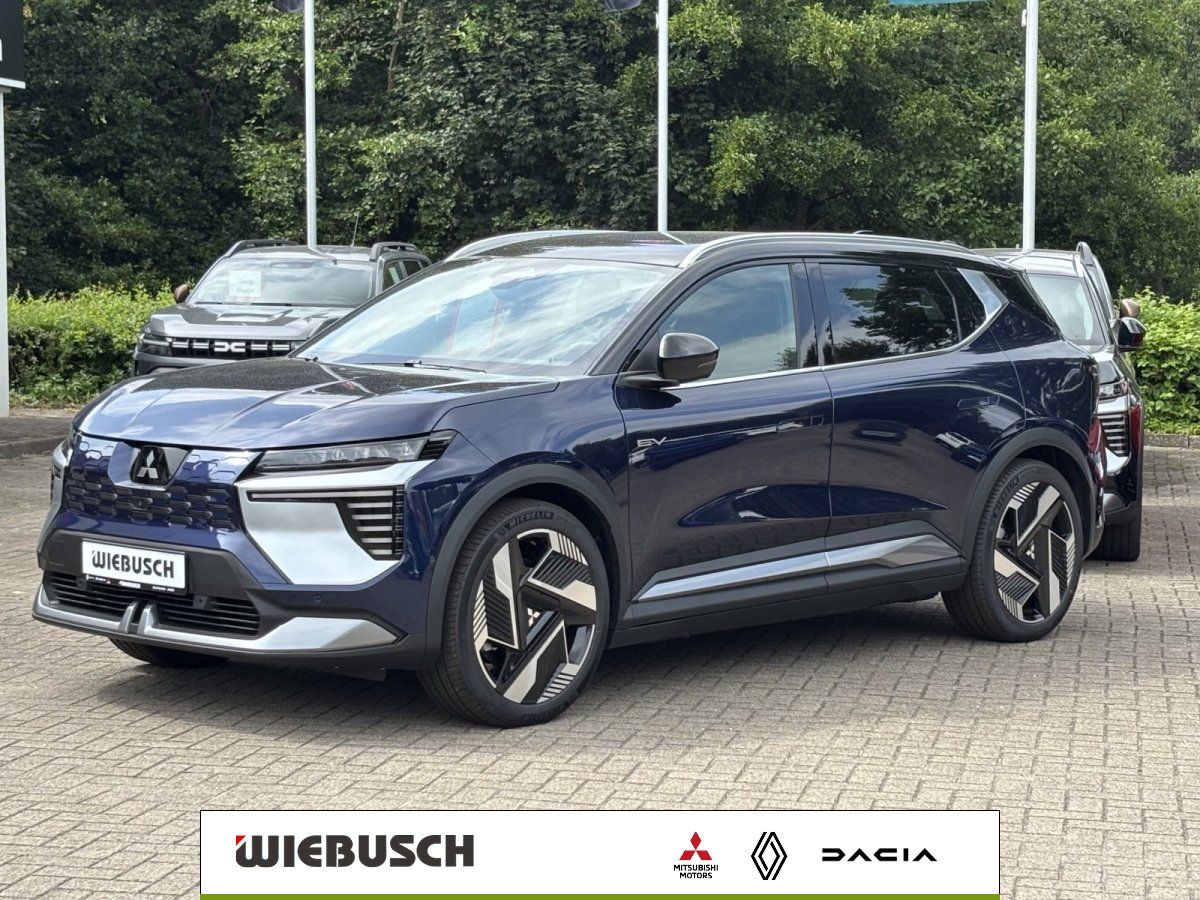 Mitsubishi SUV in Dunkelblau, Frontansicht auf Haendlerhof