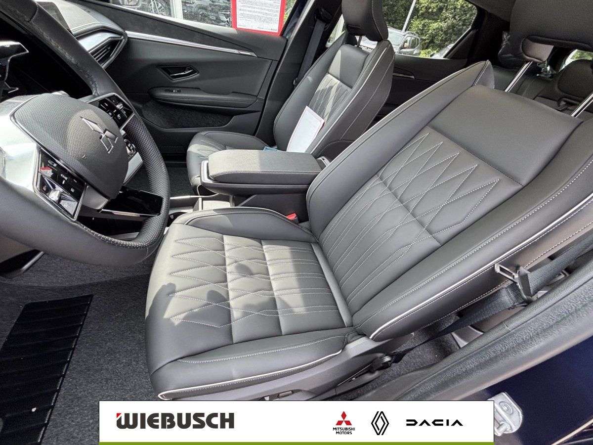 Innenraum mit schwarzen Ledersitzen und Lenkrad im Mitsubishi