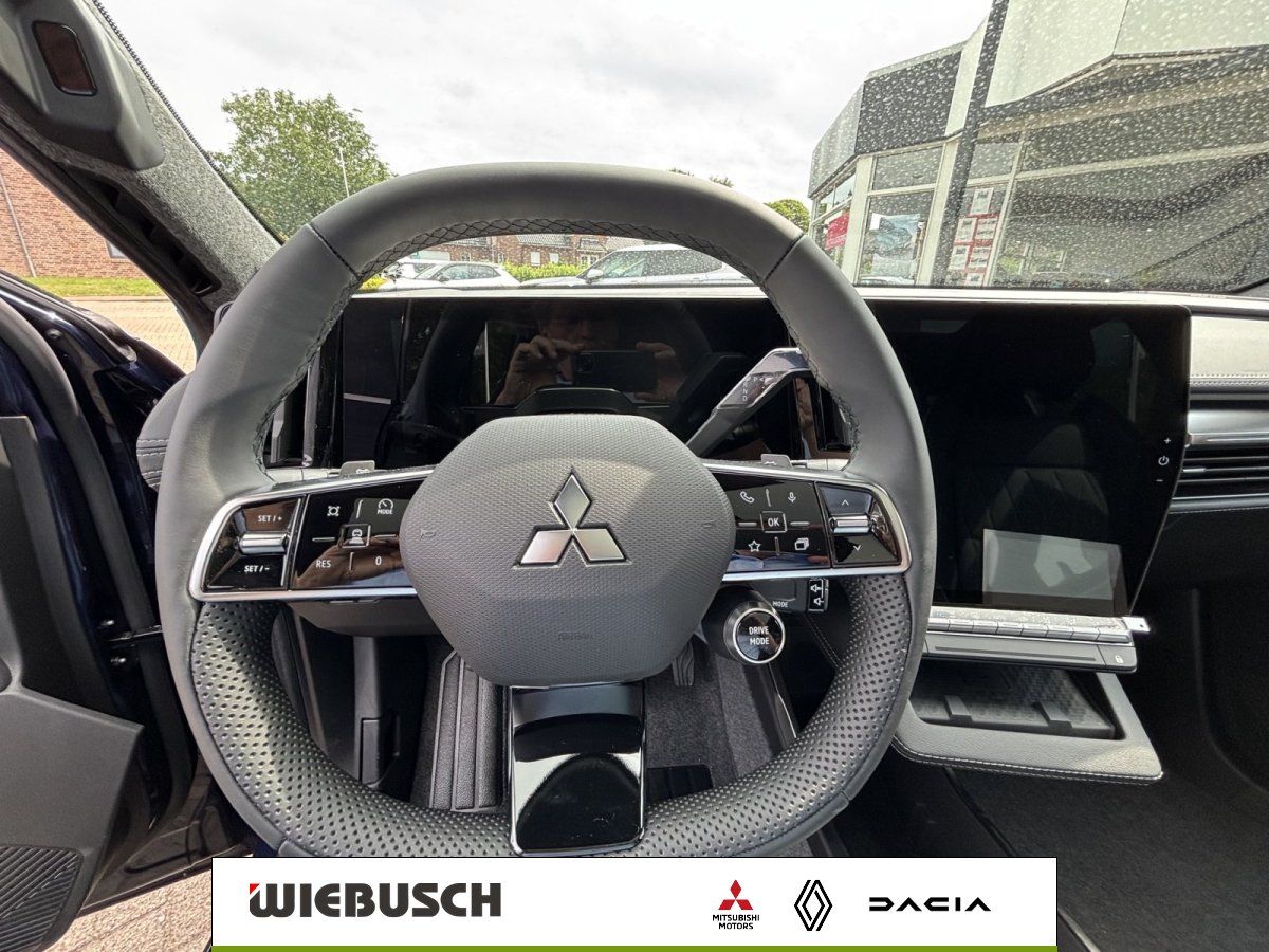 Mitsubishi Cockpit mit Lenkrad und Digitaldisplay Innenansicht
