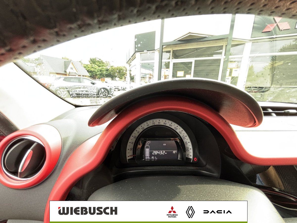 Cockpit mit Tacho und Kilometerstand, rote Verkleidung
