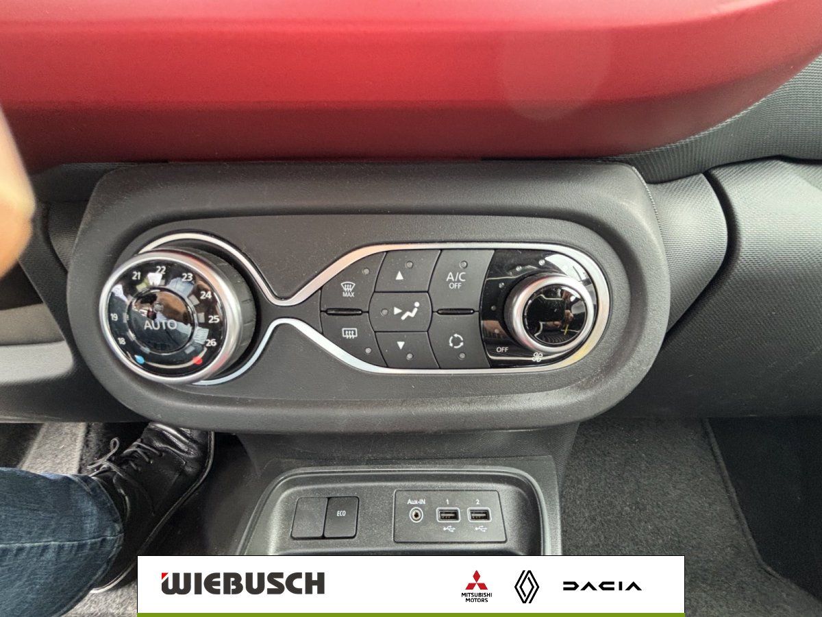 Klimabedienung und Mittelkonsole im Fahrzeuginnenraum mit USB-Anschlüssen