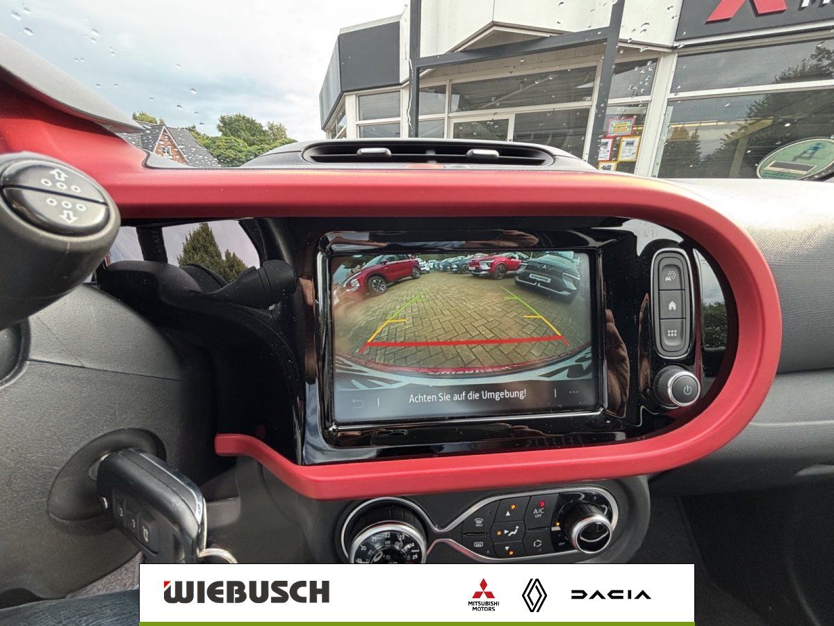 Infotainment-Display mit Rückfahrkamera und Bedienelementen