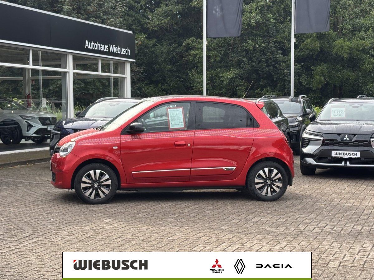 Roter Renault Twingo seitlich geparkt vor Autohaus Wiebusch Filiale
