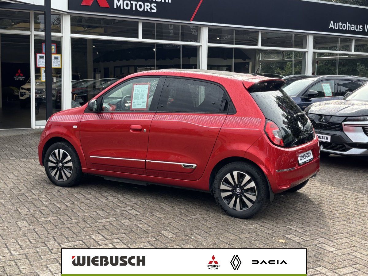Roter Renault Twingo Seitenansicht auf Haendlerhof Autohaus Wiebusch