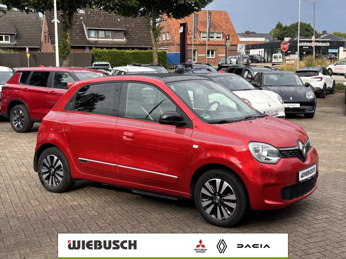 Renault Twingo Seitenansicht in Rot auf Hof