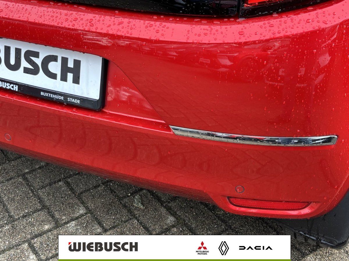 Heckstoßstange in Rot mit Chromzierleiste und Kennzeichenhalter im Detail