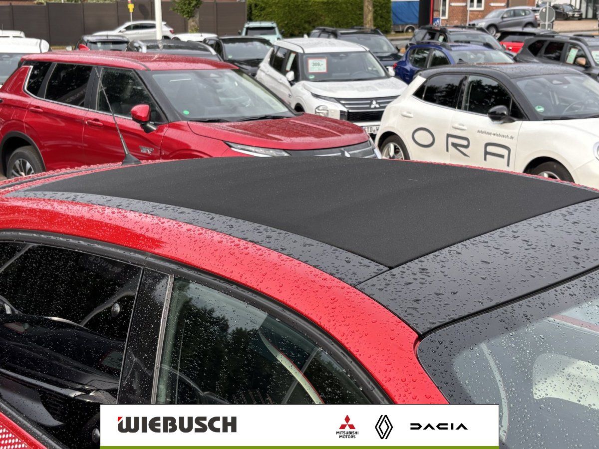 Fahrzeugdach in Rot mit schwarzem Kontrastdach auf Händlerparkplatz