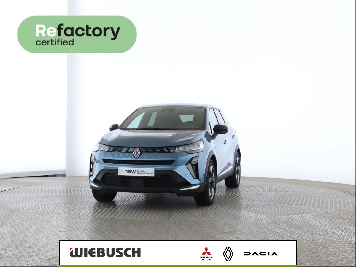 Renault SUV in Blau, Frontansicht auf Drehteller im Autohaus