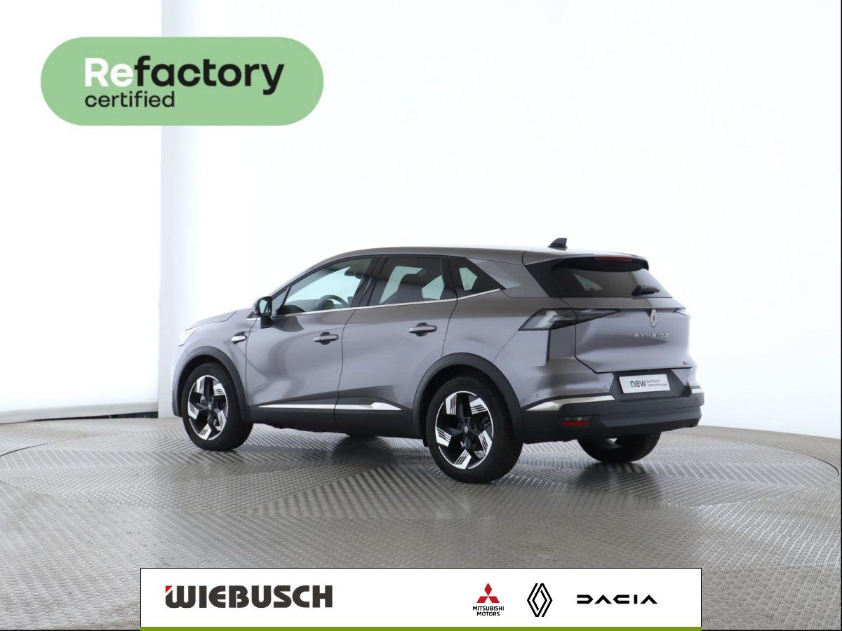 Renault Kaptur E-Tech in Grau, Seitenansicht von hinten im Studio