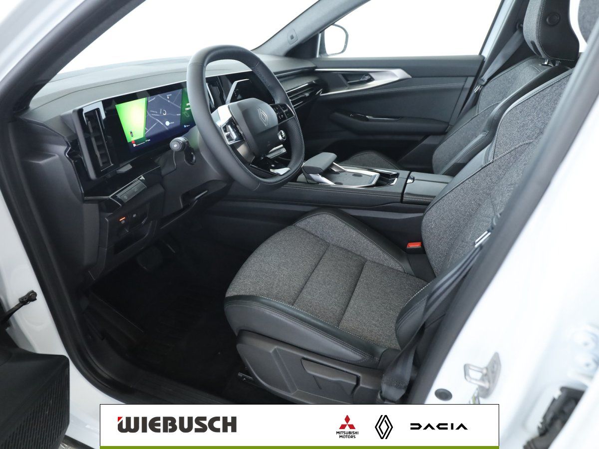 Fahrzeuginnenraum mit Cockpit, Lenkrad und Vordersitzen in Stoff-Leder