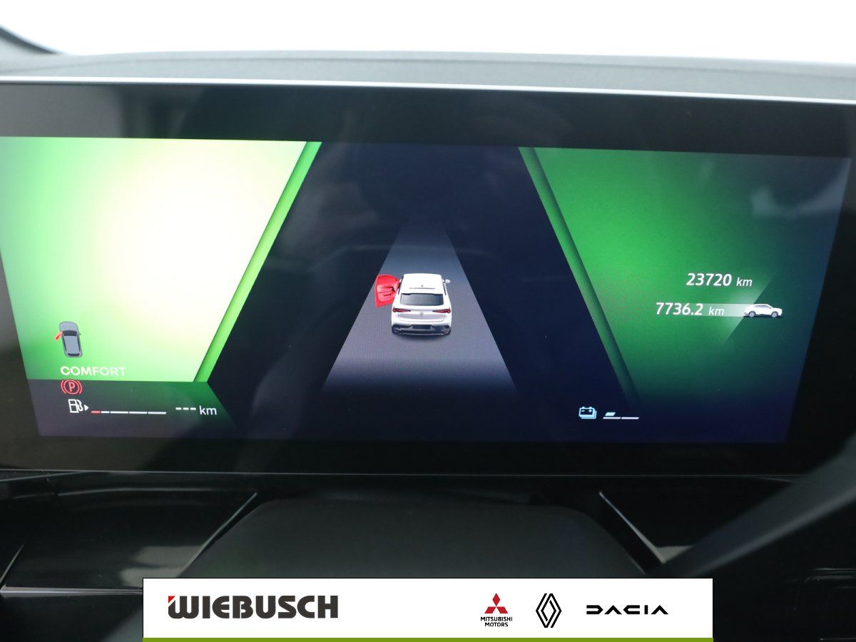 Infotainment-Display zeigt Fahrzeugansicht und Kilometerstand im Detail