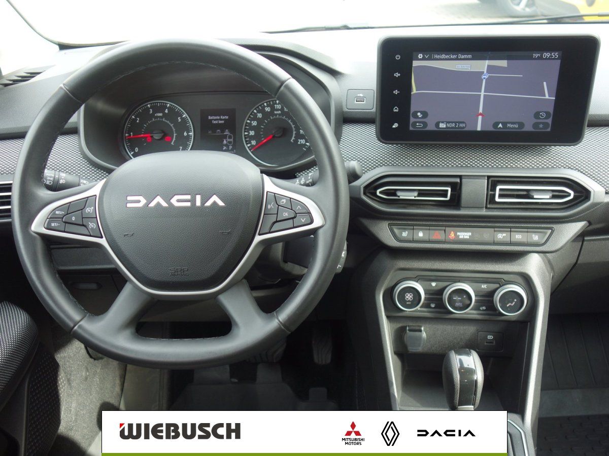 Dacia Cockpit mit Lenkrad, Tacho und Navigationsdisplay