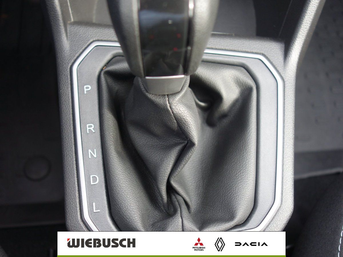 Dacia Automatikgetriebe Schaltknauf mit Lederabdeckung im Detail