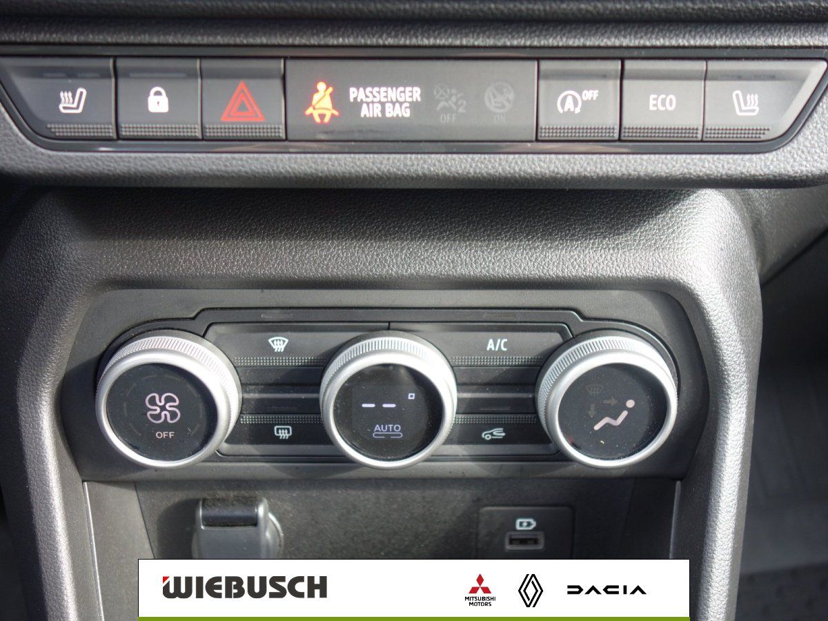 Klimaautomatik und Bedienelemente der Mittelkonsole im Fahrzeuginnenraum