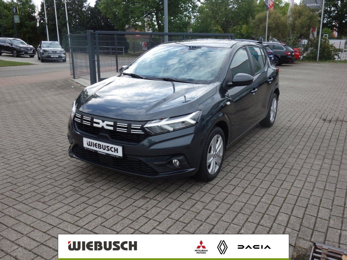 Dacia Sandero grau Frontansicht auf Händlerhof geparkt