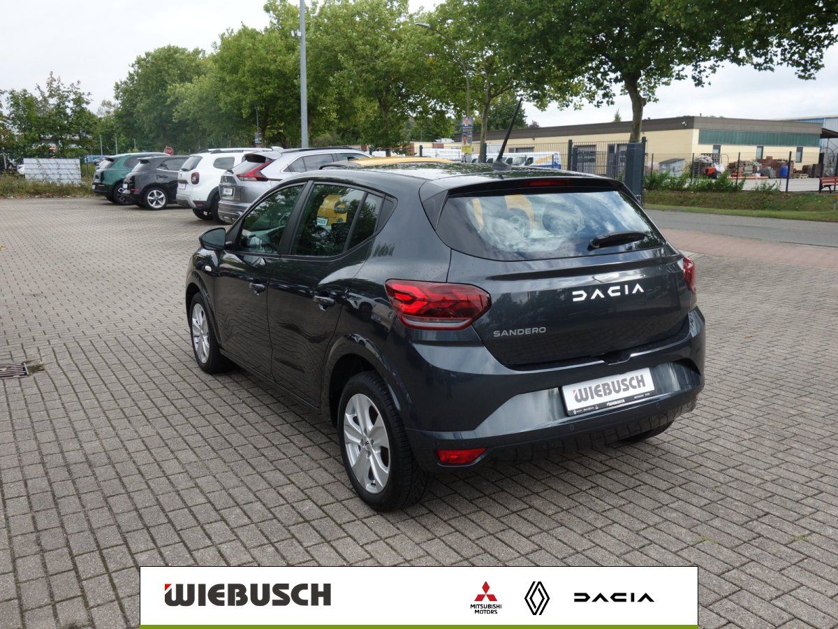 Dacia Sandero in Grau Heckansicht auf Parkplatz