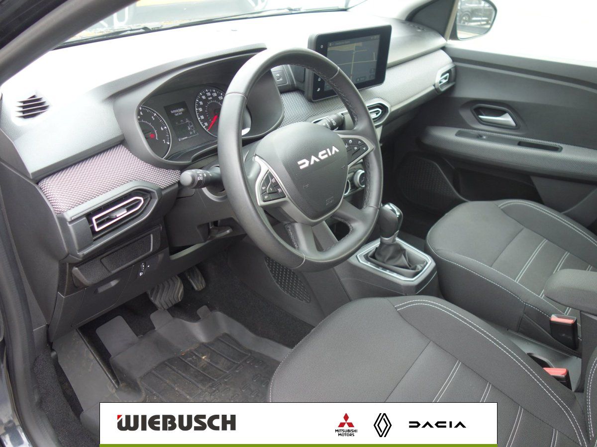 Dacia Cockpit mit Lenkrad, Navigationsdisplay und Schaltung
