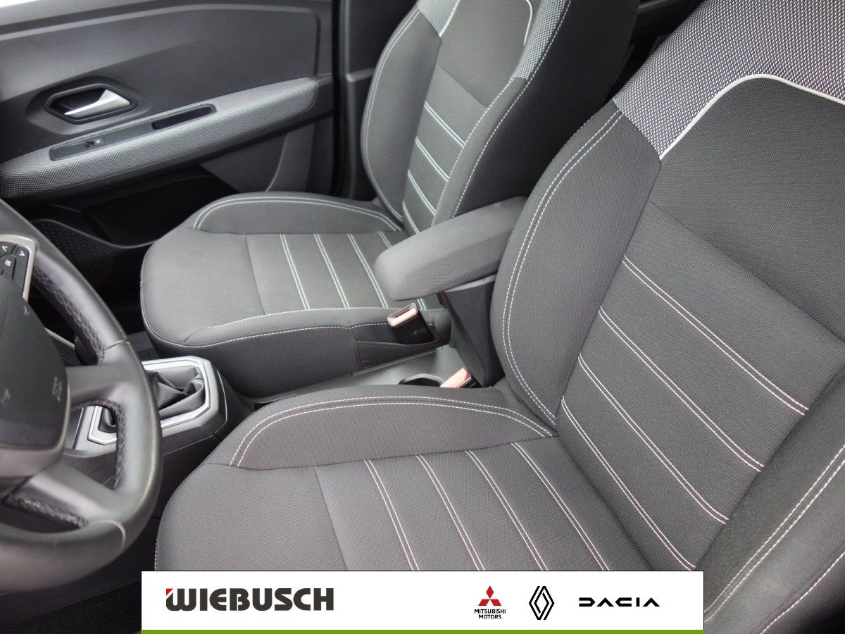 Dacia Vordersitze mit Stoffpolster und Armlehne im Detail