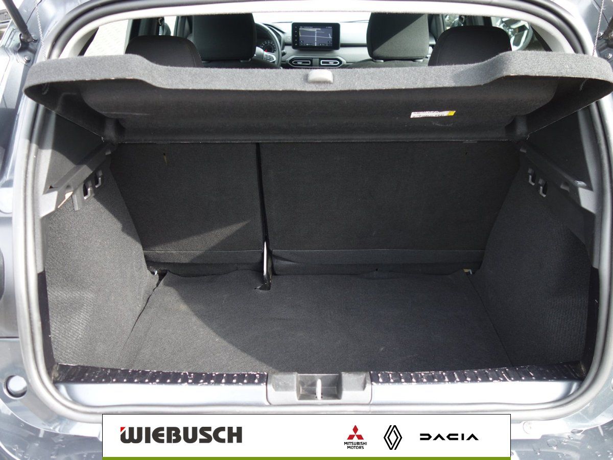 Dacia Kofferraum mit umgeklapptem Gepäckraumboden und viel Stauraum