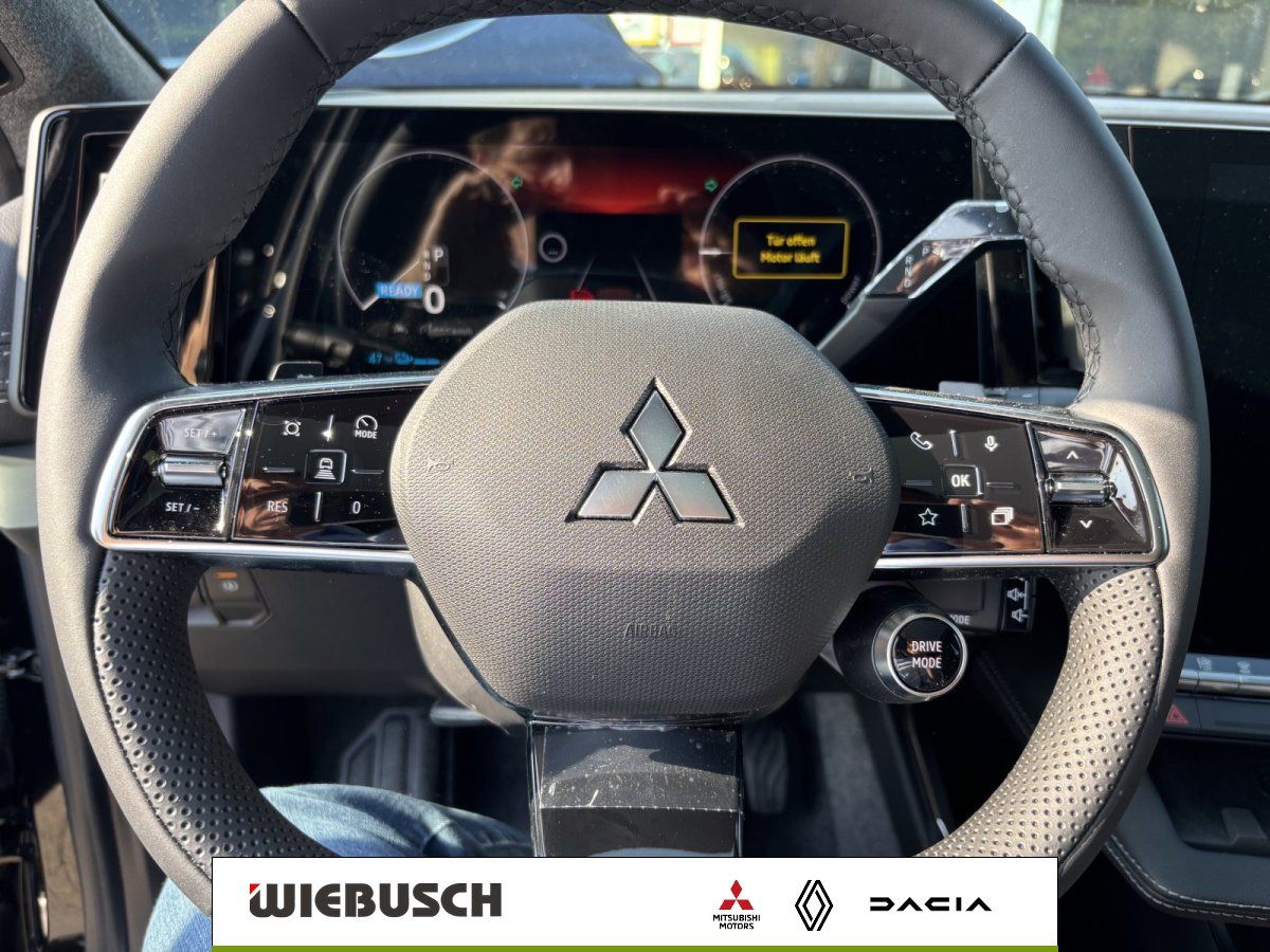 Mitsubishi Lenkrad mit Multifunktionstasten und Digitaltacho im Innenraum