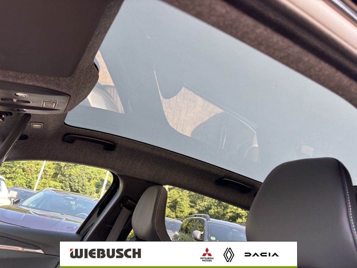 Panorama-Glasschiebedach im Innenraum eines Fahrzeugs