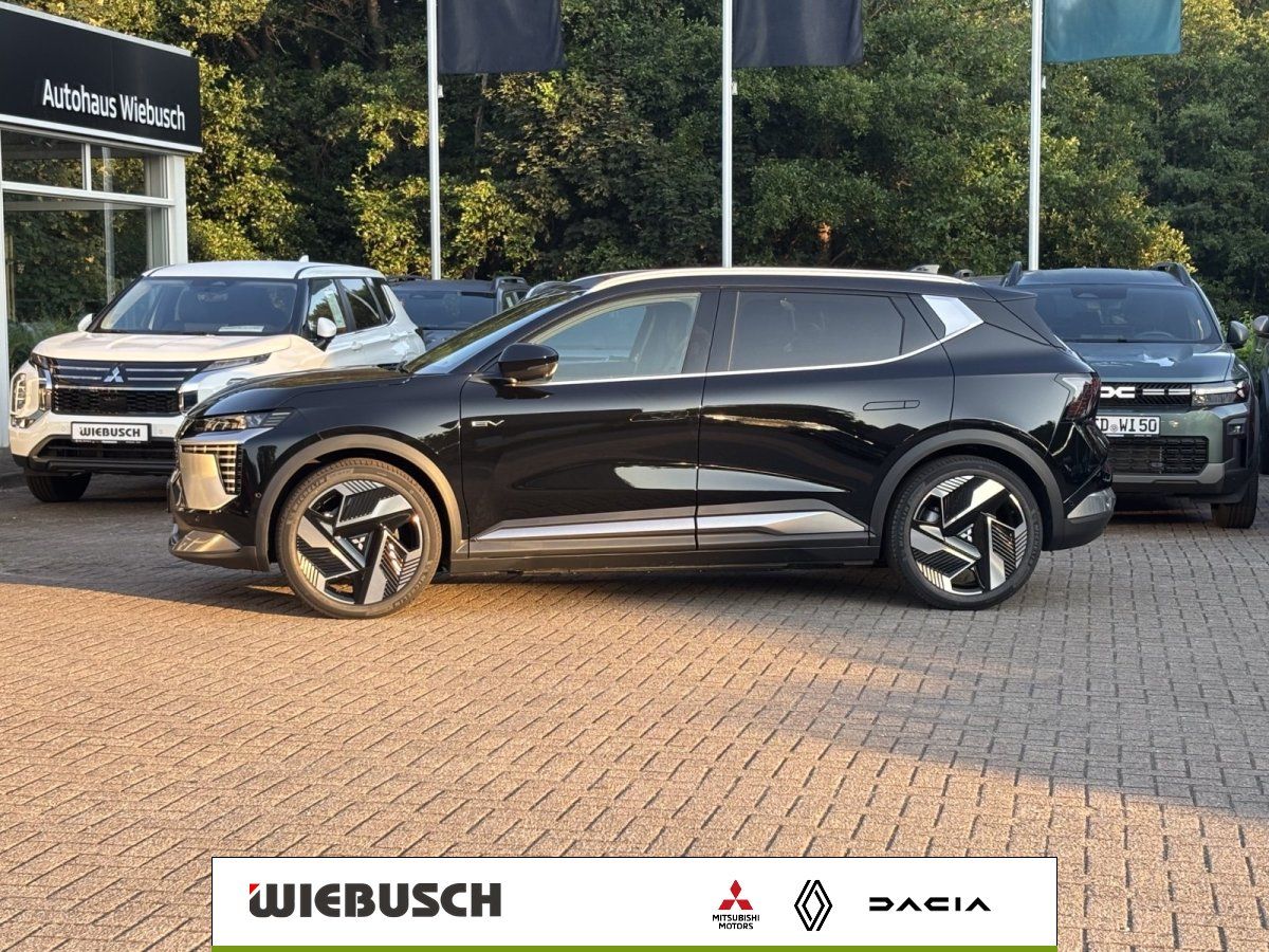 Schwarzes Elektro-SUV in Seitenansicht vor Autohaus Wiebusch