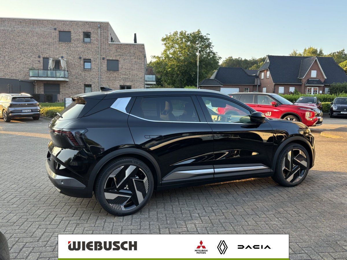 Schwarzes Renault SUV Seitenansicht auf Parkplatz vor Wohnhaus