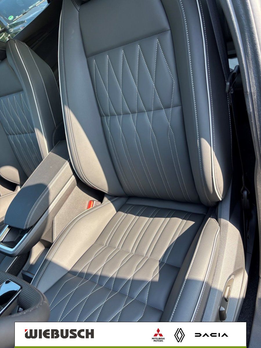 Ledersitze mit Ziernaht im Innenraum des Mitsubishi Fahrzeugs