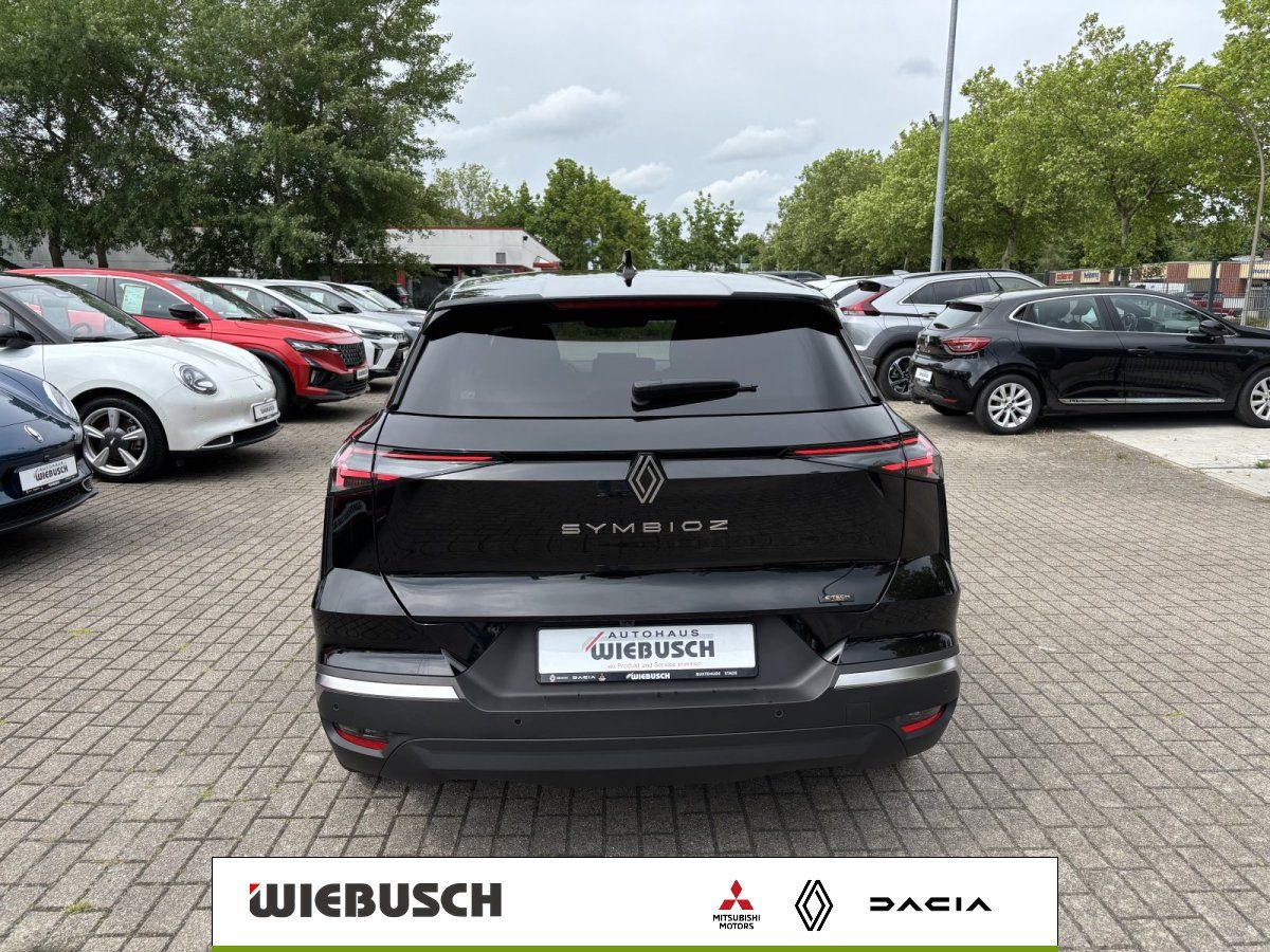 Renault Symbioz E-Tech in Schwarz, Heckansicht auf dem Händlergelände