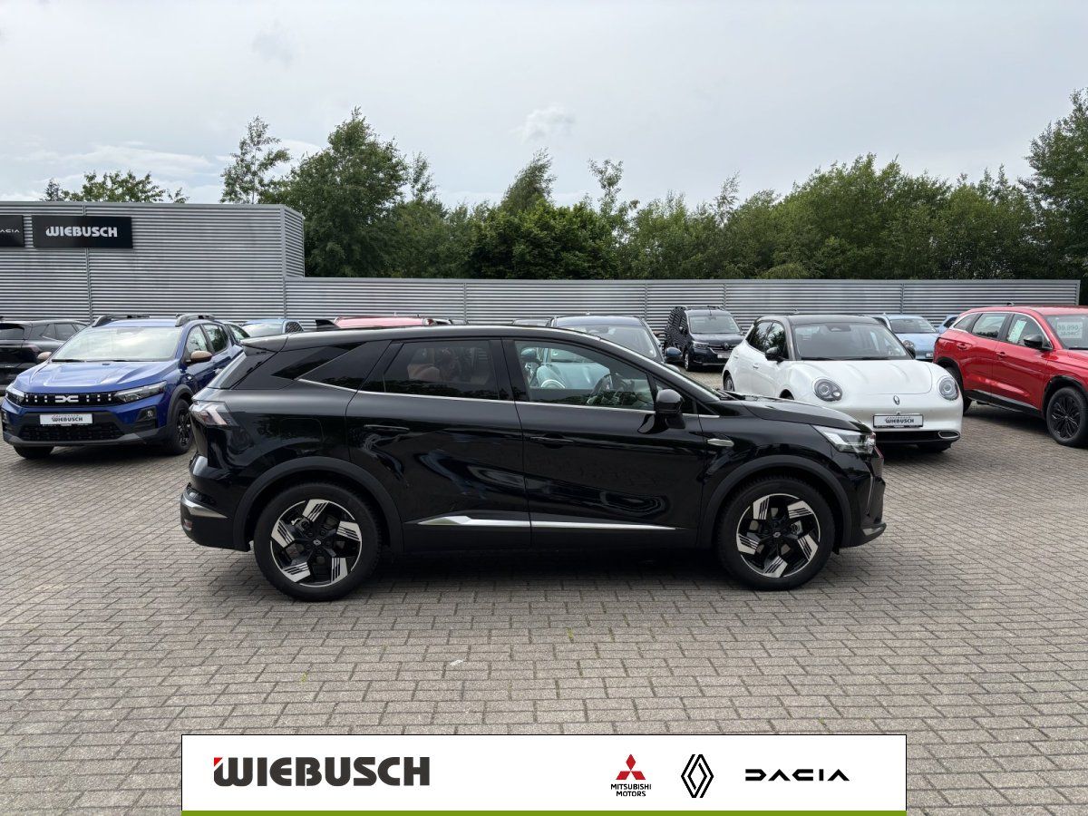 Renault SUV schwarz Seitenansicht auf Haendlerhof geparkt