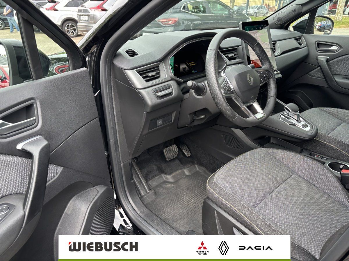 Fahrerraum mit Lenkrad und Sitzen im Renault Innenraum