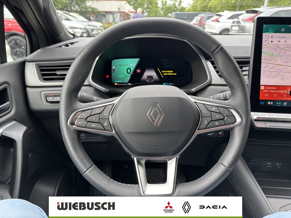 Lenkrad und Cockpit mit Display im Renault Innenraum