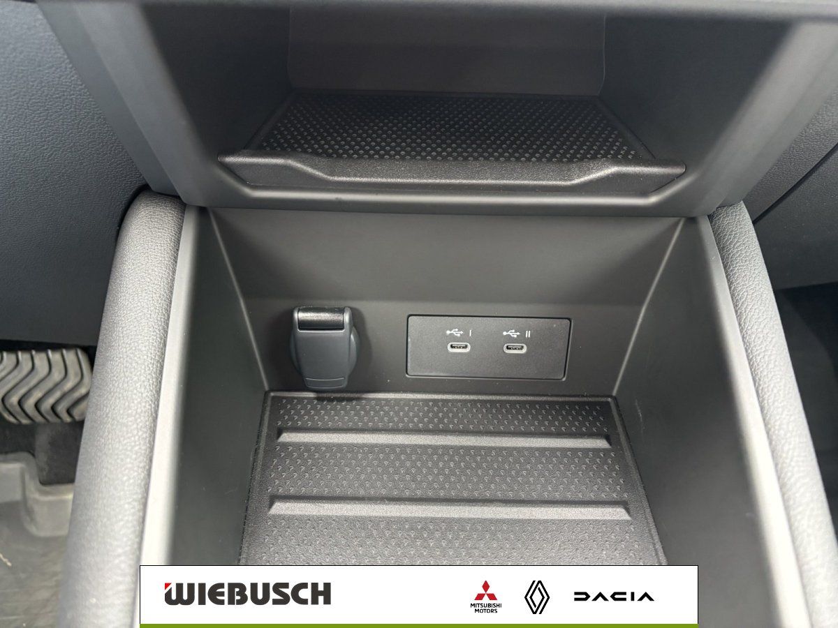 Mittelkonsole mit USB-Anschluessen im Renault Interieur Detail