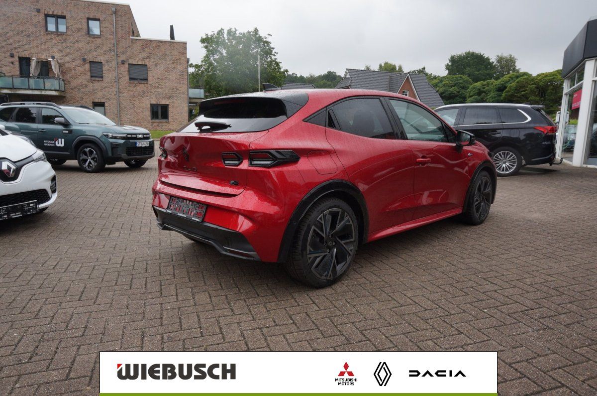 Roter Renault Kompakt-SUV Heckansicht auf Parkplatz
