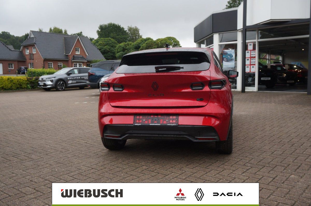 Renault Clio in Rot, Heckansicht vor dem Autohaus Wiebusch