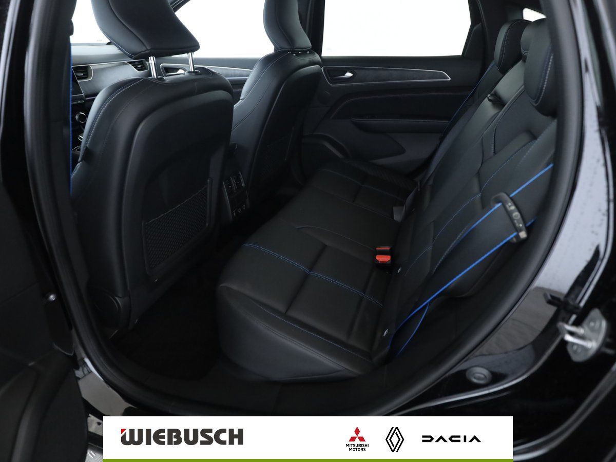 Renault Arkana Innenraum, Rücksitze mit schwarzem Leder und blauer Ziernaht